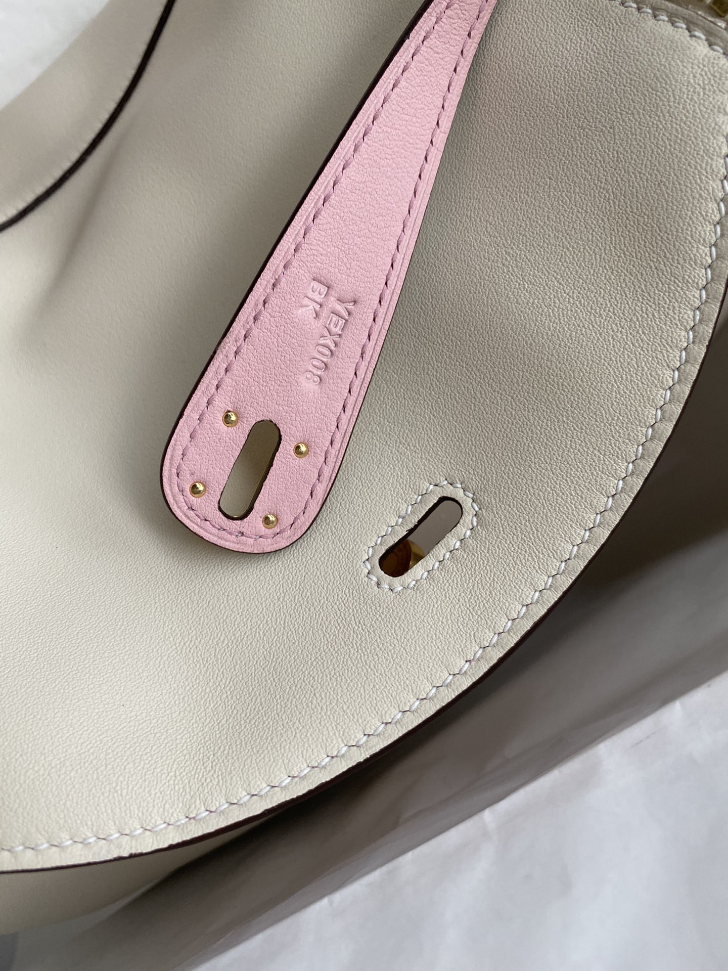 Hermes Lindy 26cm Handbag Shoulder Bag In White/Pink Swift Leather